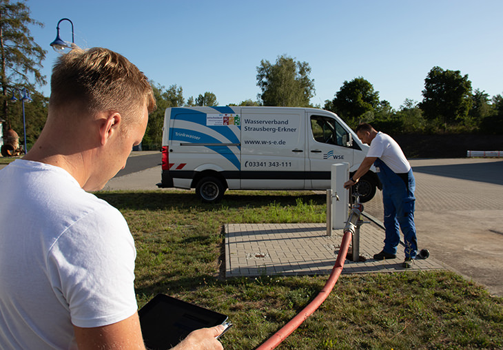 WSE Mitarbeiter aus dem Bereich Trinkwasser im Einsatz bei einer Rohrnetzspülung.